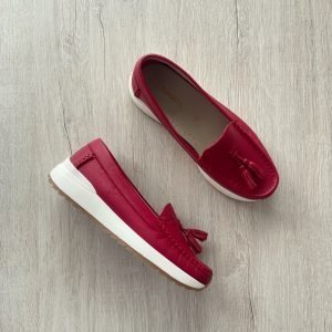 Mocasines rojos con escobillas en cuero