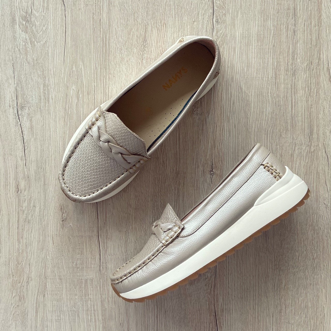 Mocasines champagne con trenza en cuero - Imagen 3