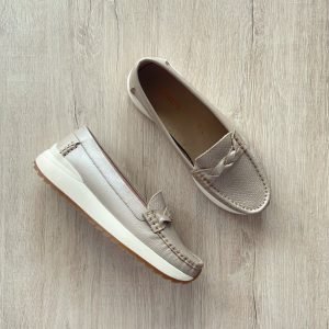 Mocasines champagne con trenza en cuero