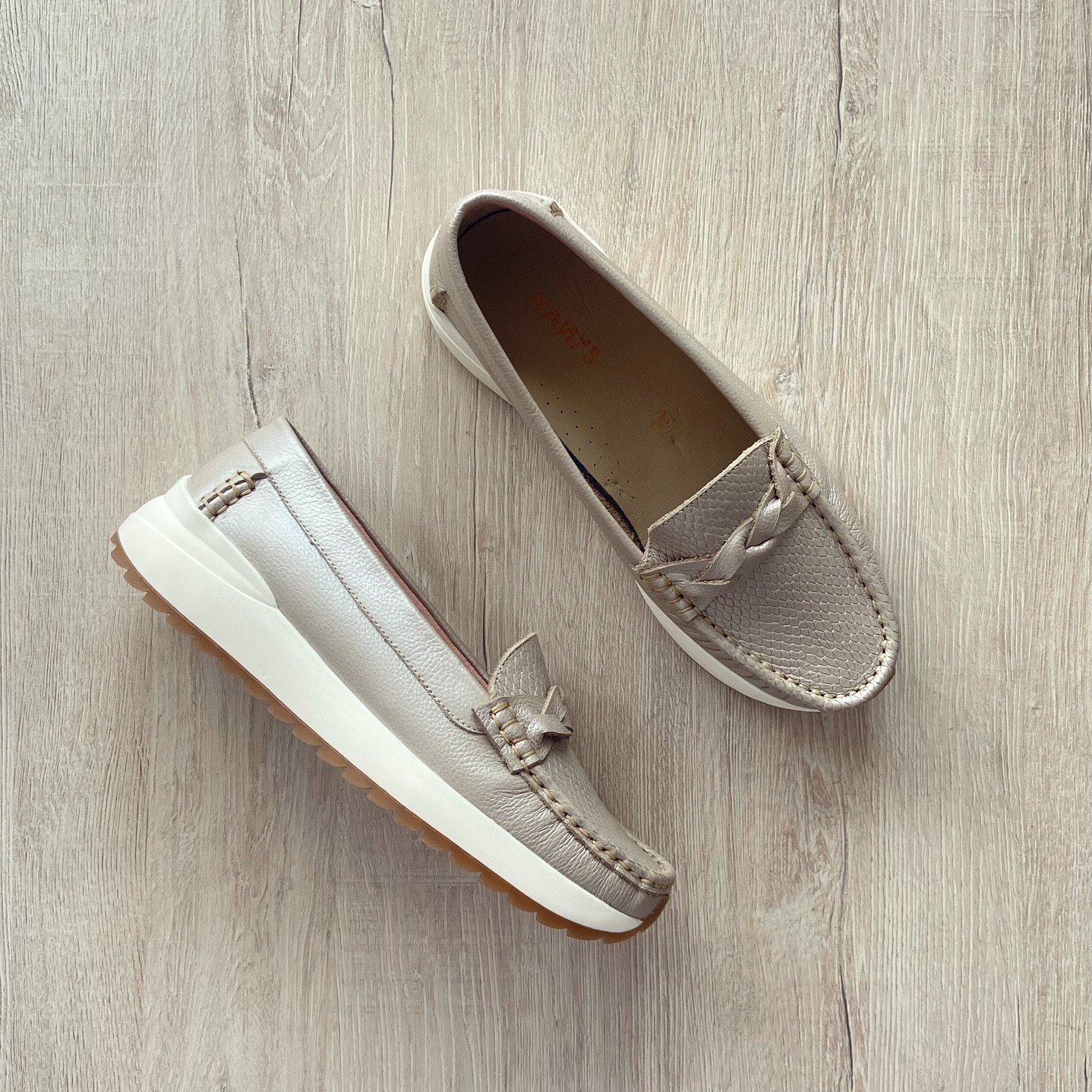 Mocasines champagne con trenza en cuero