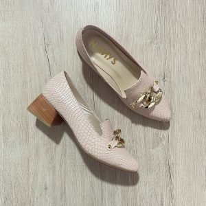 Zapato palo rosa en cuero con herraje dorado