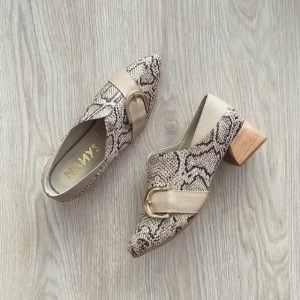 Zapatos beige en cuero tipo folia y hebilla