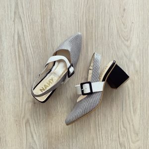 Zapato blanco con negro destalonado en cuero con hebilla