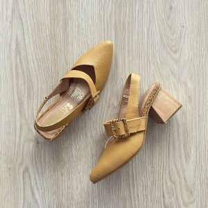 Zapato trigo destalonado en cuero con correa y hebilla