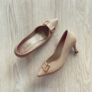 Zapato clásico taupe en cuero con herraje dorado