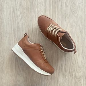 Tenis miel en cuero con apliques dorados