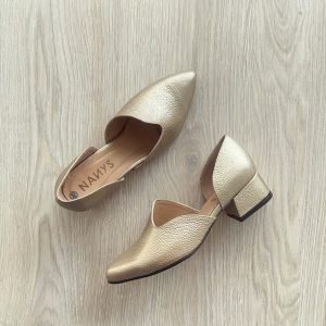 Zapatos dorado en cuero tipo folia
