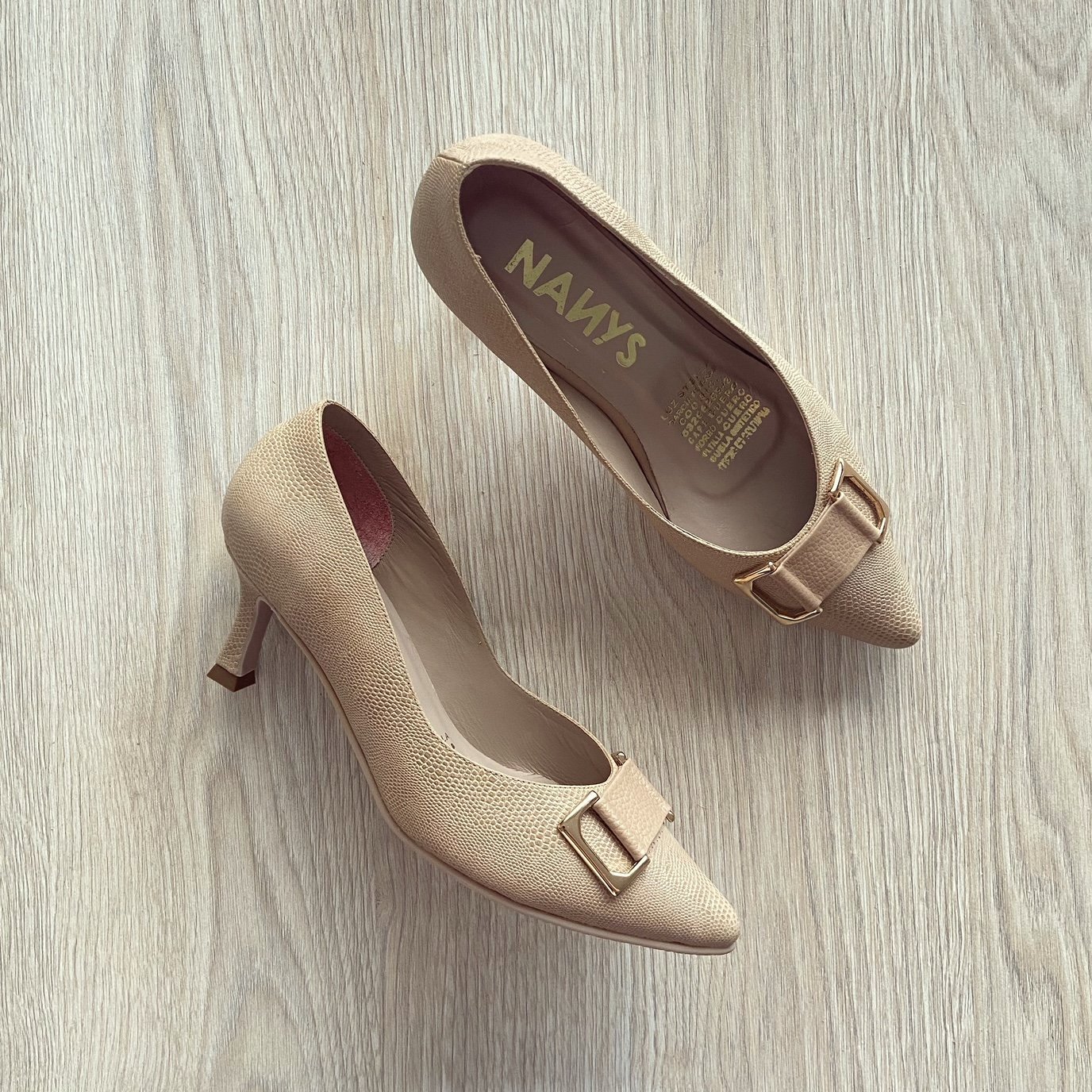 Zapato clásico taupe en cuero con herraje dorado - Imagen 2