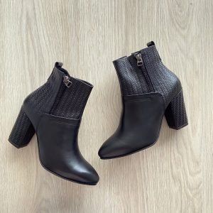Botines altos negros en cuero