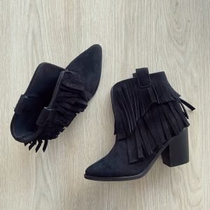 Botines negros con flecos en cuero