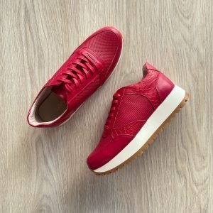 Tenis rojos en cuero liso y grabado