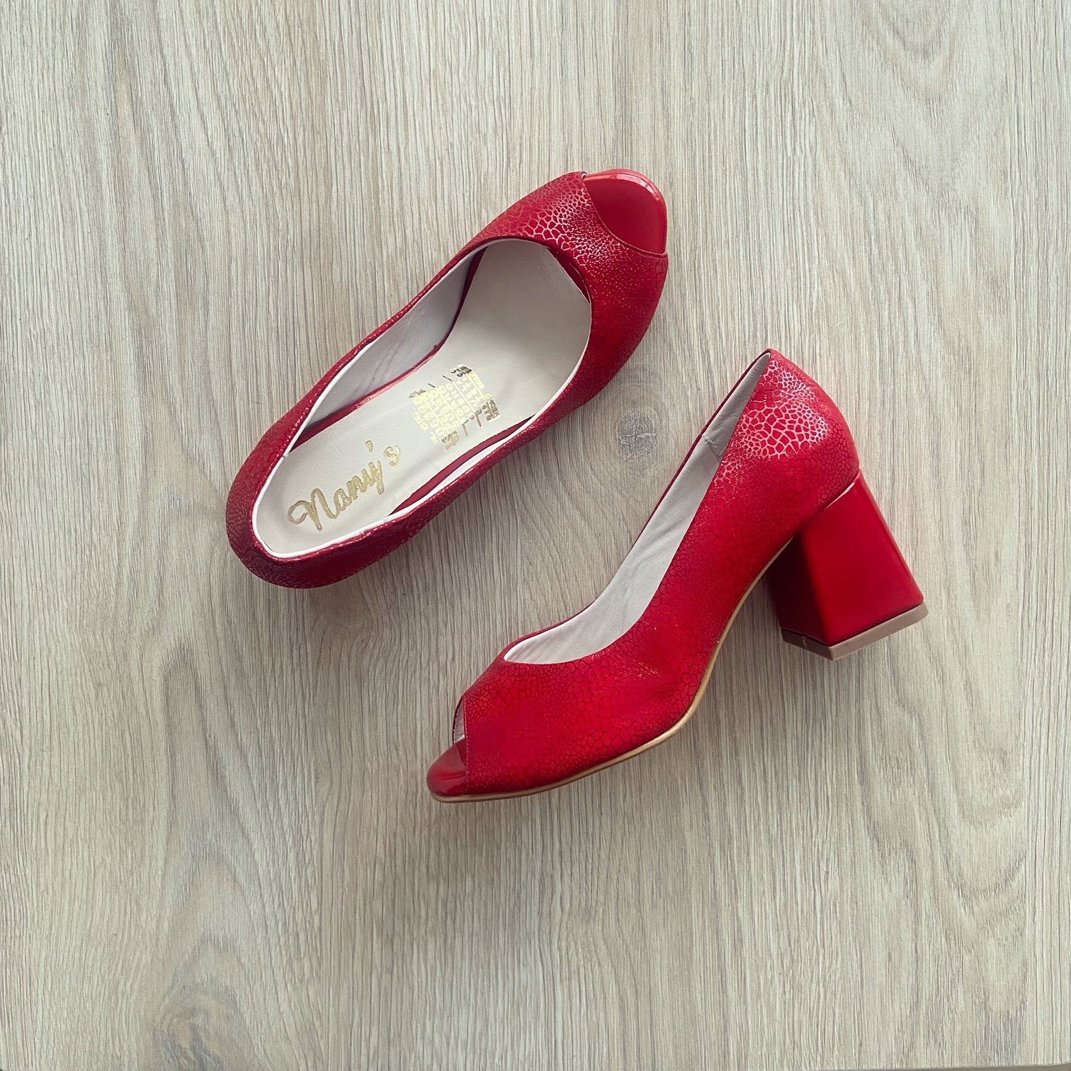 Zapatos rojos despuntados en cuero