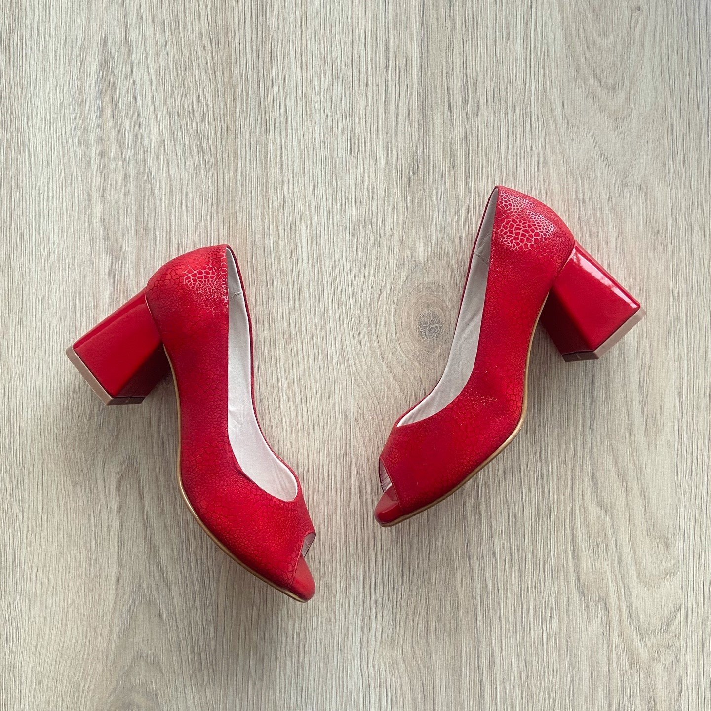 Zapatos rojos despuntados en cuero - Imagen 3