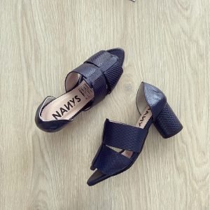 Sandalia azul en cuero con talonera