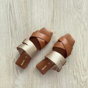 Sandalias miel con dorado en cuero planas