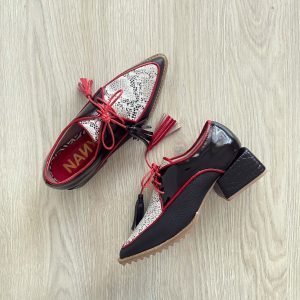Zapatos negros con apliques rojos y folia blanca en cuero