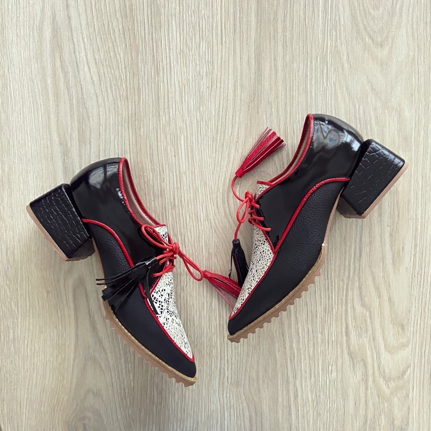 Zapatos negros con apliques rojos y folia blanca en cuero - Imagen 3