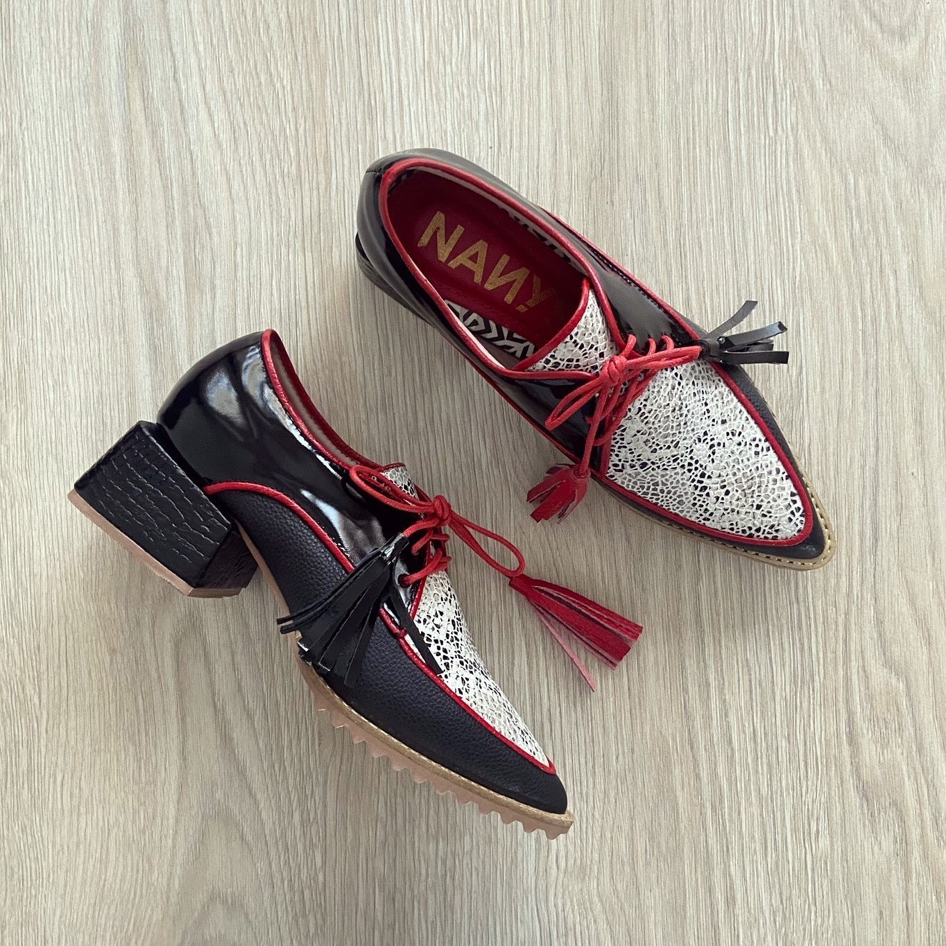 Zapatos negros con apliques rojos y folia blanca en cuero - Imagen 2