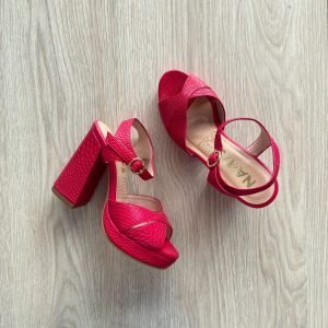 Sandalias magenta en cuero con plataforma