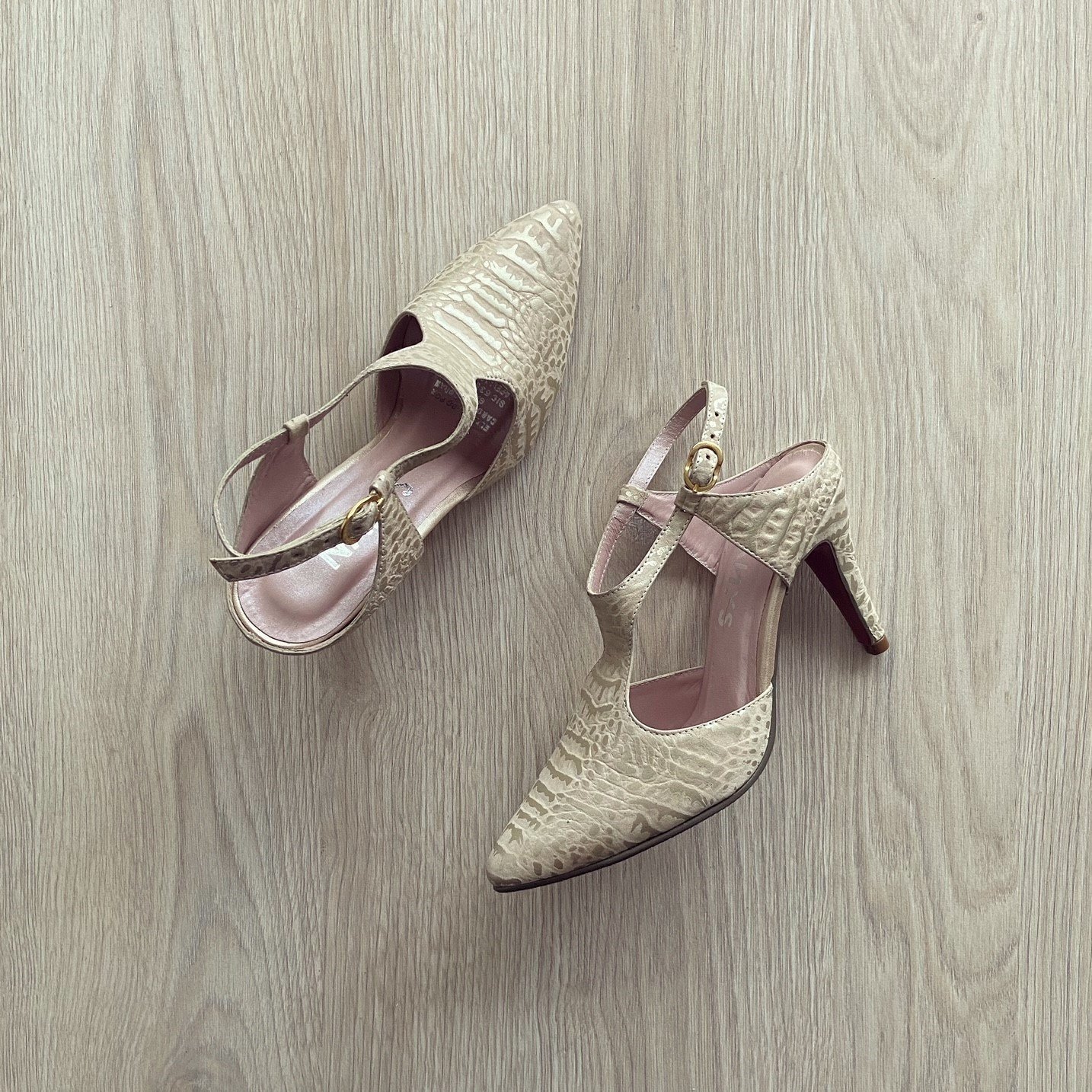 Zapatos talco con visos dorados en cuero