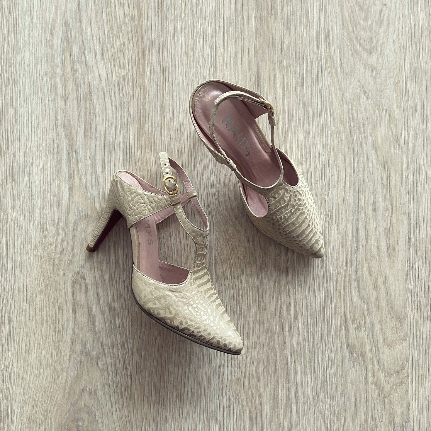 Zapatos talco con visos dorados en cuero - Imagen 2