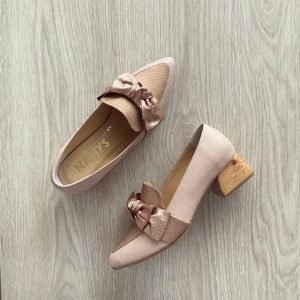 Zapatos nude con moño en cuero