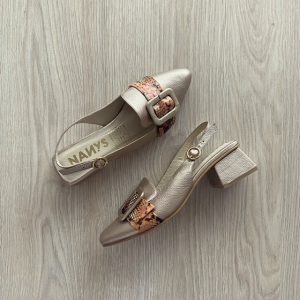 Zapatos dorados en cuero con hebilla en folia