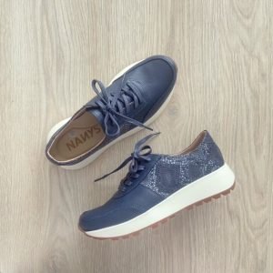 Tenis azules con folia en cuero