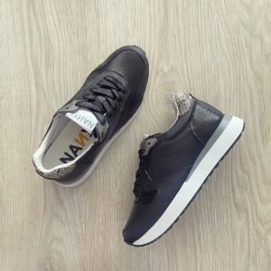 Tenis negros en cuero con aplique animal print