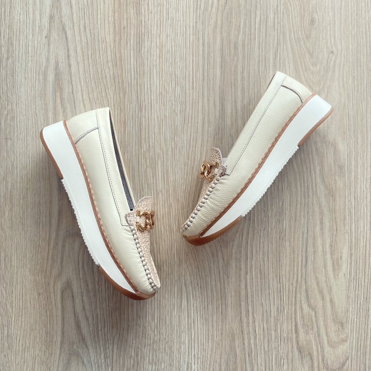 Mocasines talco en cuero con herraje - Imagen 3