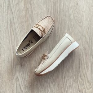 Mocasines talco en cuero con herraje