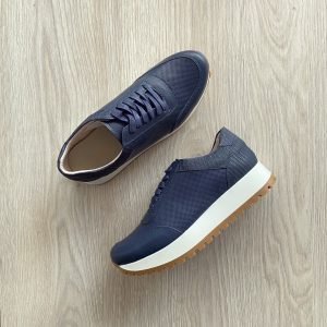 Tenis azules en cuero altos