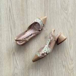 Zapato camel en cuero con folia en tonos verdes en cuero