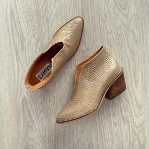 Botines taupe con dorado en cuero con abertura