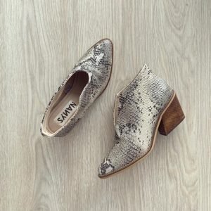 Botines en cuero folia blanca con abertura