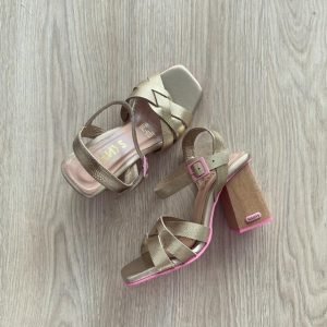 Sandalias doradas en cuero con aplique rosado