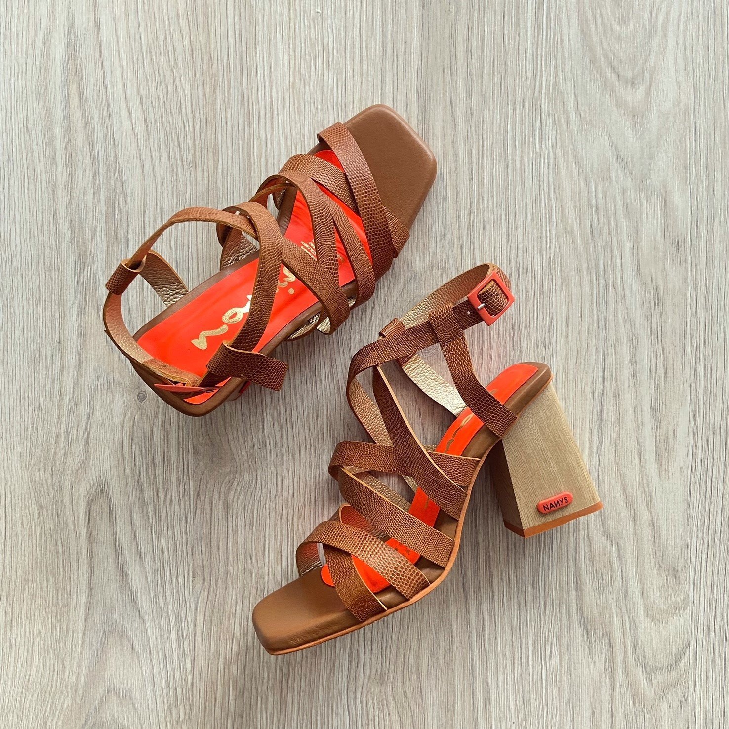 Sandalia miel de tiras en cuero con naranja