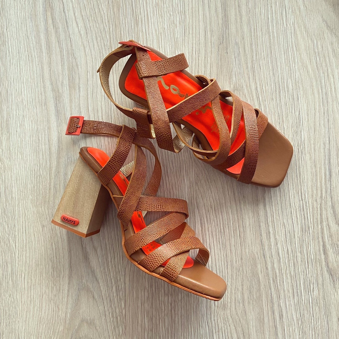 Sandalia miel de tiras en cuero con naranja - Imagen 2