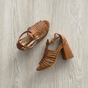 Sandalia miel de tiras en cuero