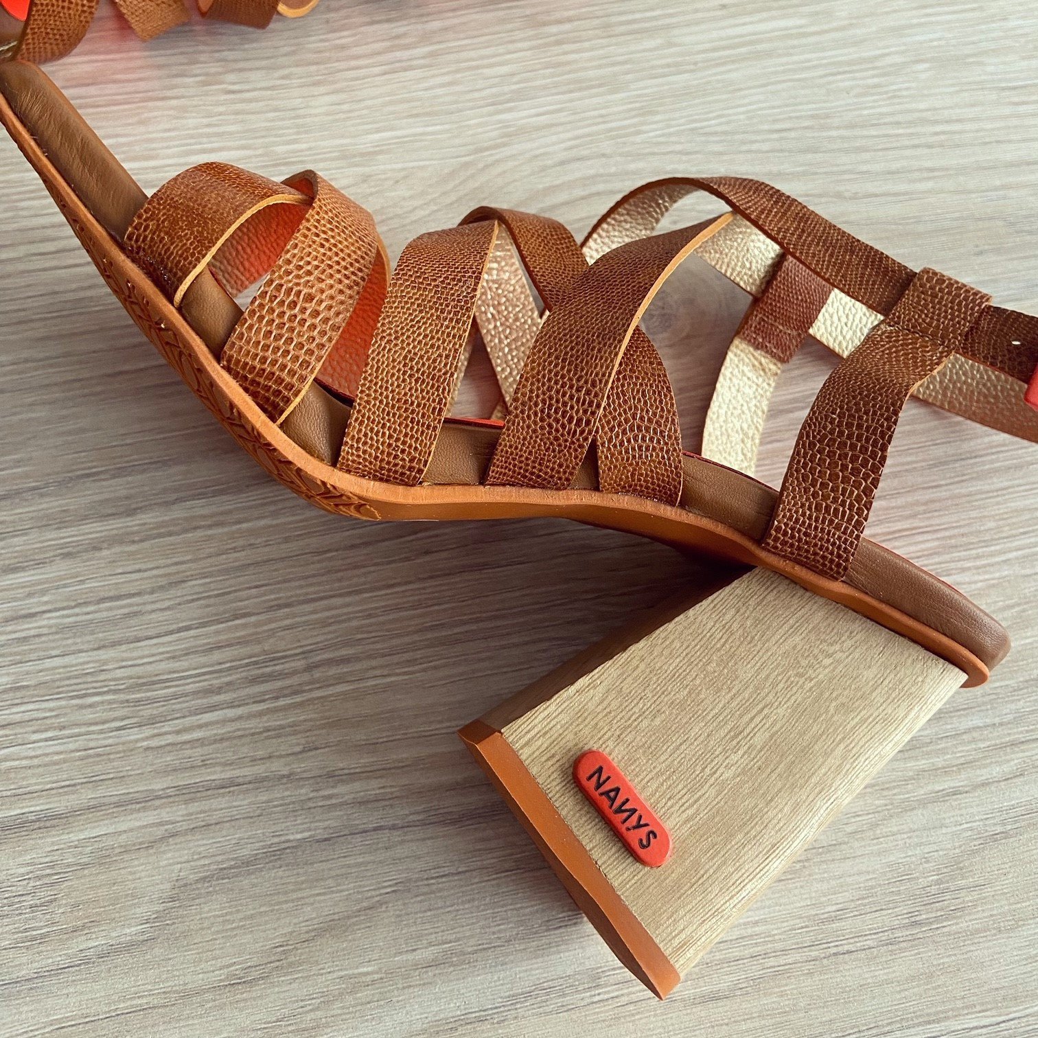 Sandalia miel de tiras en cuero con naranja - Imagen 3