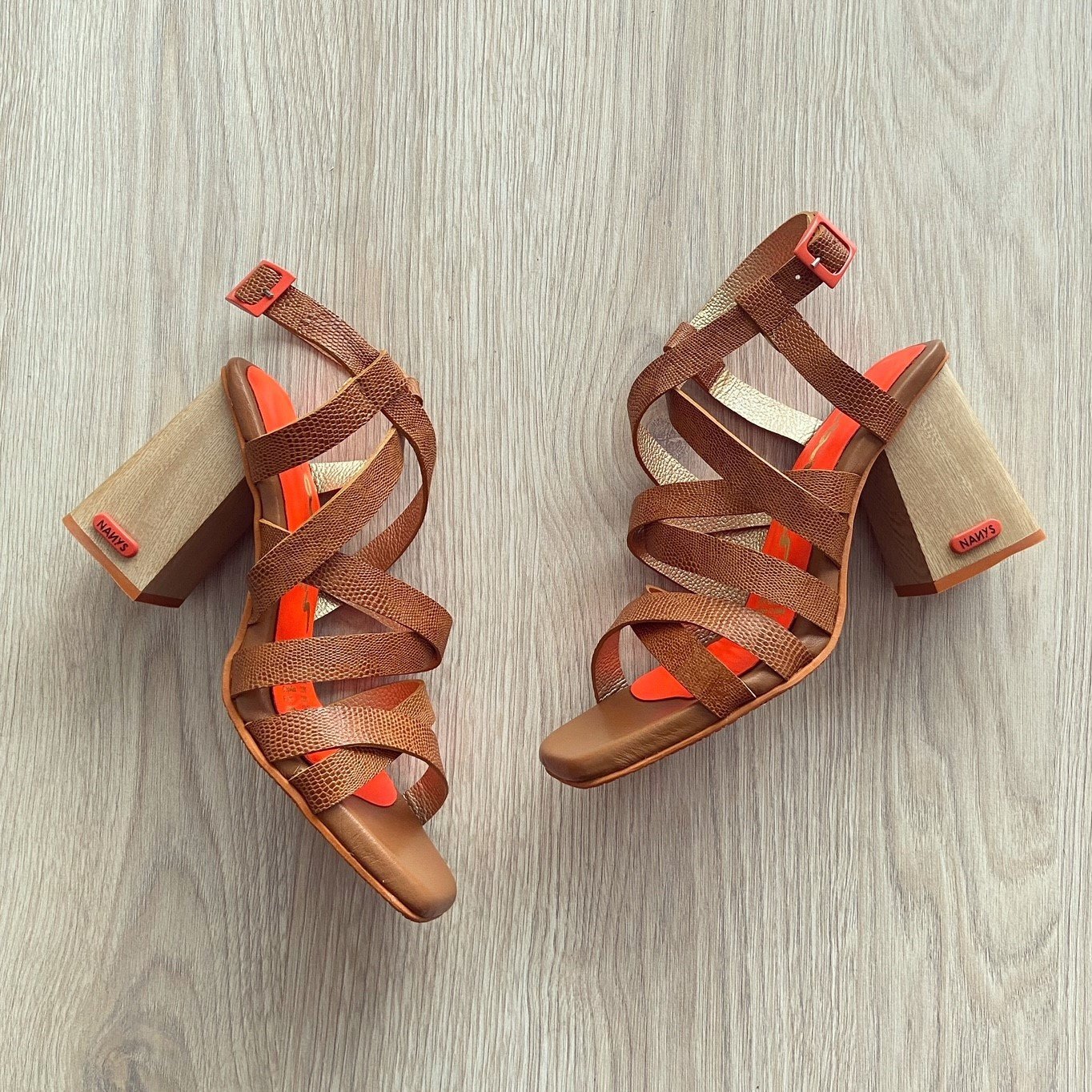 Sandalia miel de tiras en cuero con naranja - Imagen 4