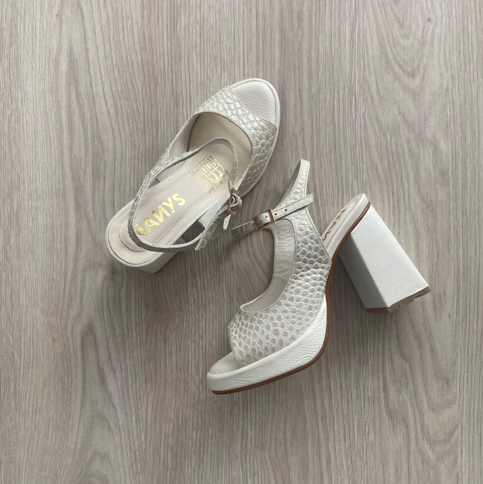 Sandalias talco en cuero con plataforma