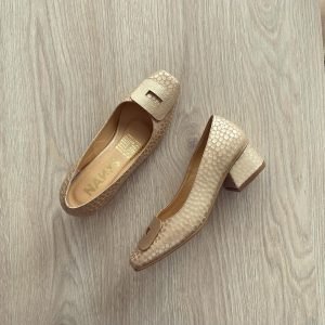 Zapato dorado en cuero tipo folia con aplique y punta cuadrada