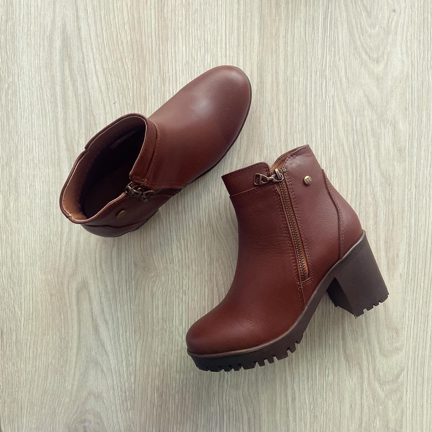 Botines coñac en cuero con suela alta