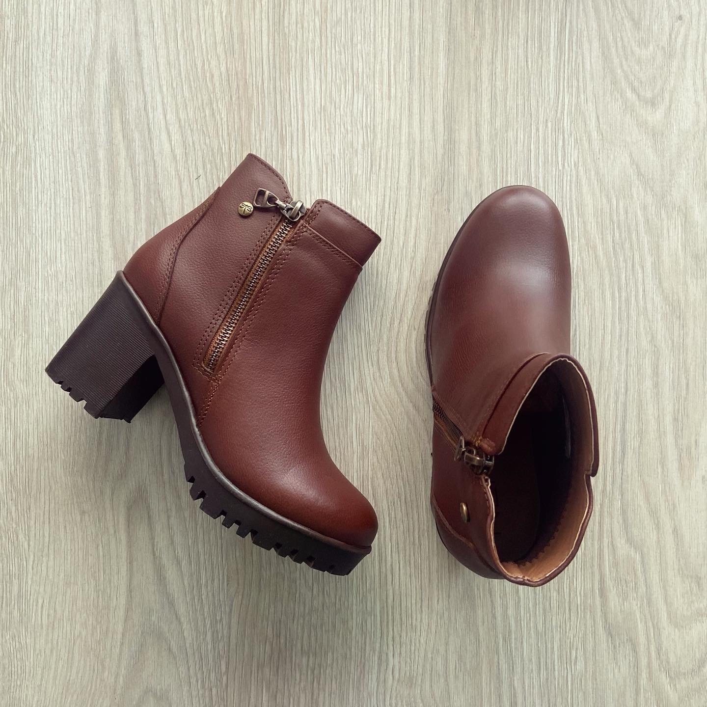 Botines coñac en cuero con suela alta - Imagen 2