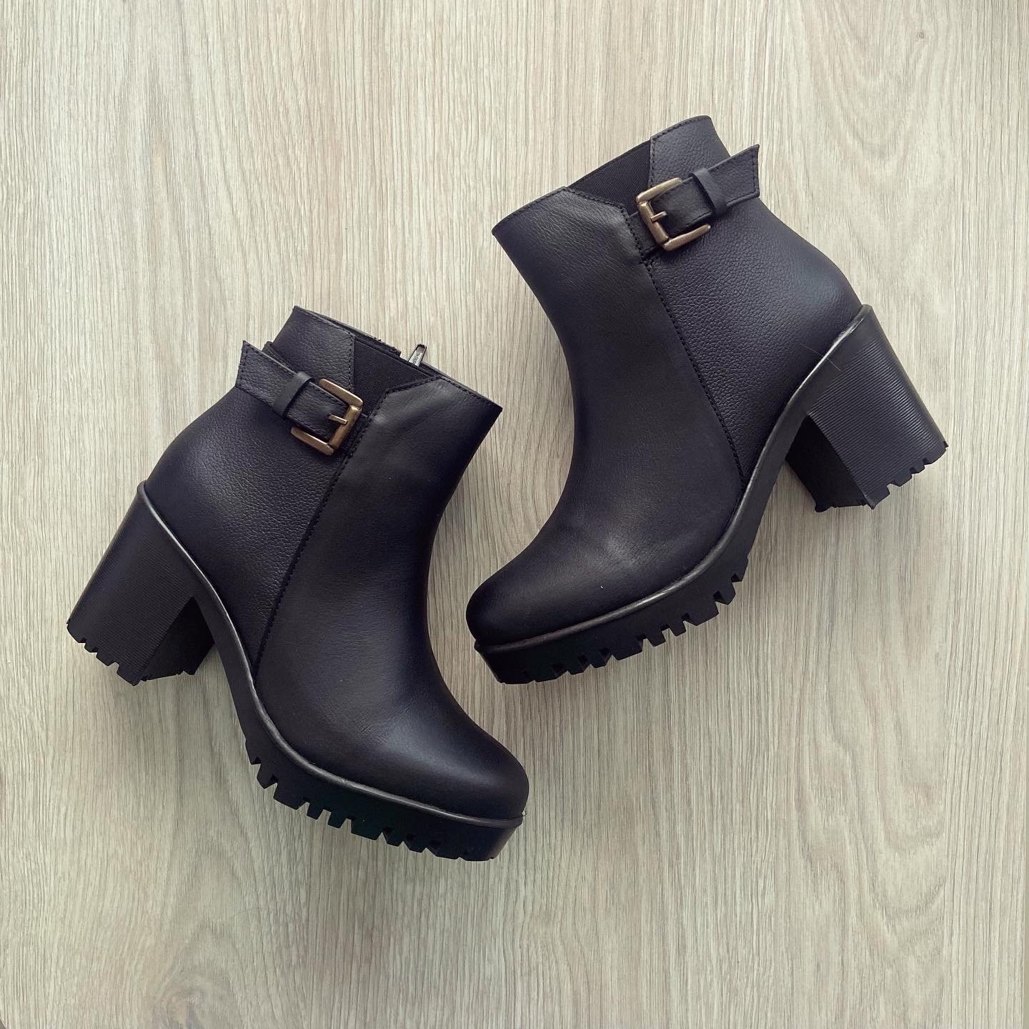 Botines negros en cuero con suela alta - Imagen 4