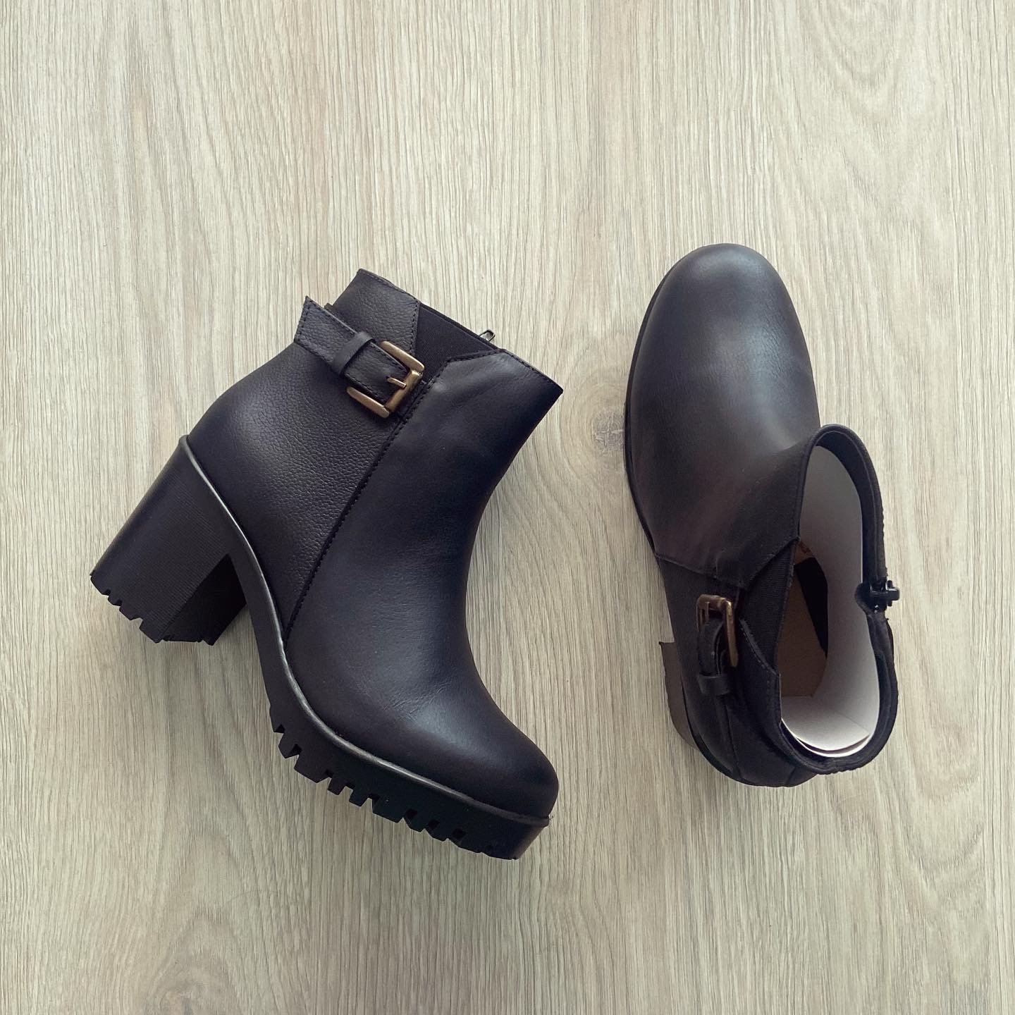 Botines negros en cuero con suela alta - Imagen 2