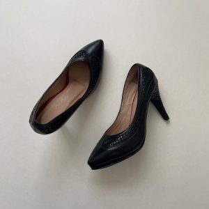 Zapato negro cerrado en cuero