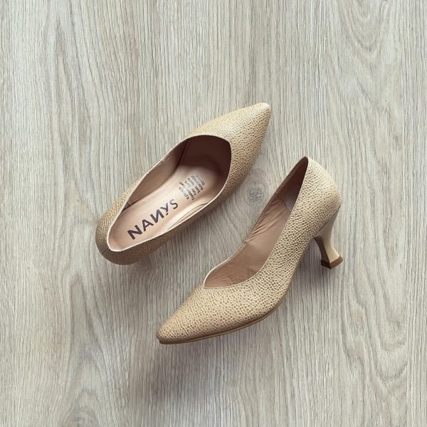Zapatos camel cerrados en cuero