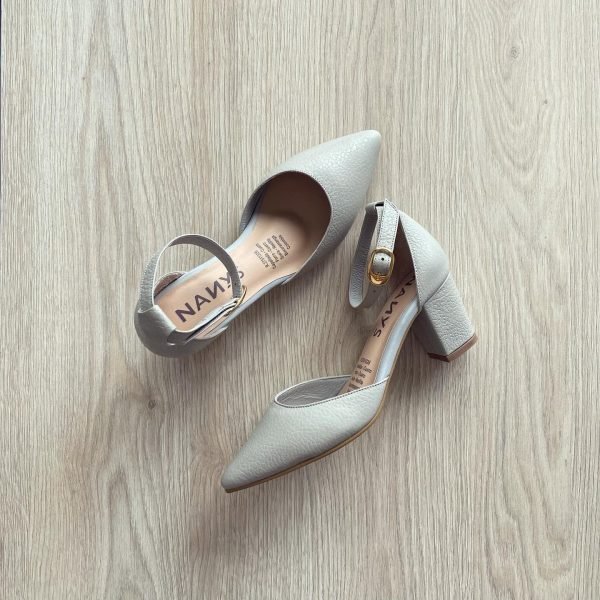 Zapatos grises en cuero con pulsera